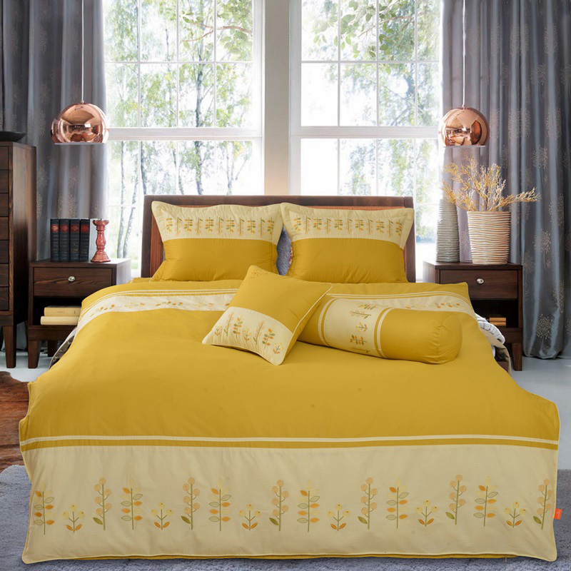 Không gian phòng ngủ sẽ thêm phần sang trọng hơn khi bạn dùng sắc vàng cho chăn ga
