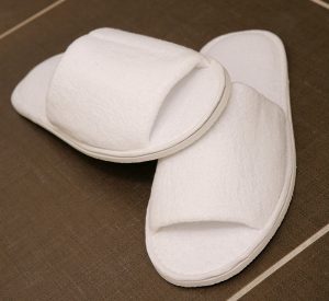 Dép giấy được sử dụng nhiều ở các khách sạn 3 sao