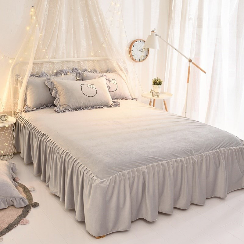 Bạn nên chọn mẫu váy giường cùng tone màu với cả căn phòng