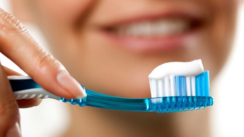 Sử dụng kem đánh răng để loại bỏ mùi nước tiểu ở nệm